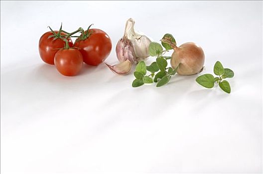 西红柿,蒜,洋葱,马郁兰