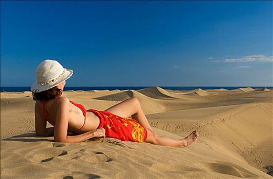 女人,躺着,沙丘,看,海洋,大卡纳利岛,西班牙,侧面