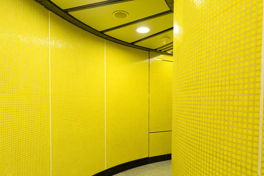 地铁内黄色走廊通道
