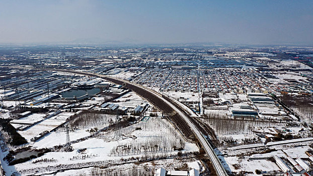 山东省日照市,航拍雪后的高铁春运,一路坦途回家过年