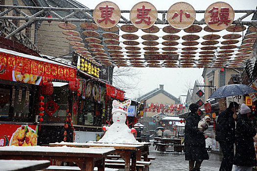 旅游小镇喜迎瑞雪,游客堆雪人寻找童年回忆