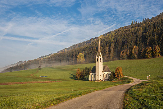 意大利多洛米蒂山间的教堂日出景观