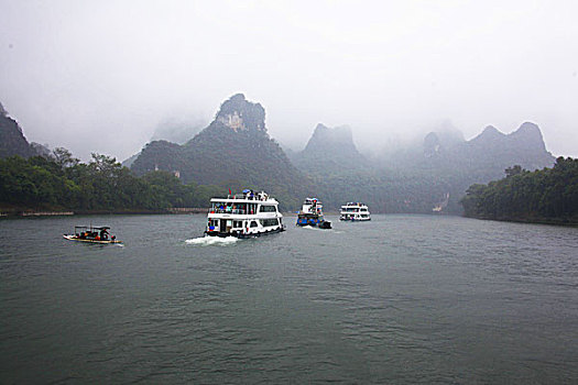 广西桂林漓江烟雨游船