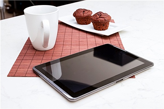 巧克力屑,松糕,一杯咖啡,平板电脑