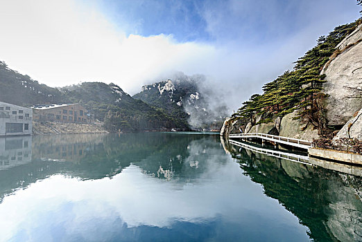 雾锁天柱山