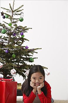 女孩,肘,地上,圣诞礼物,圣诞树,背景