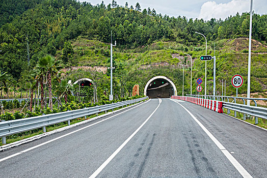 高速公路隧道口