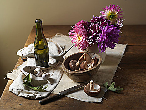 蘑菇,蒜,桌上,葡萄酒,花,棚拍