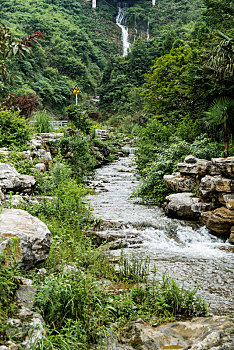 重庆綦江区万盛黑山谷风景区的瀑布与小溪流