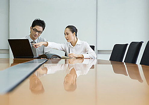 两个,公司主管,工作,笔记本电脑,会议室