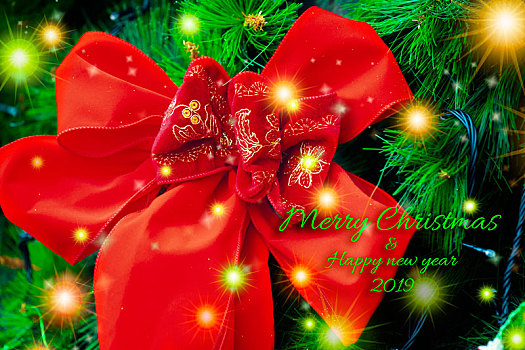 圣诞节,耶诞树上装饰许多耶诞饰品及红色蝴蝶结