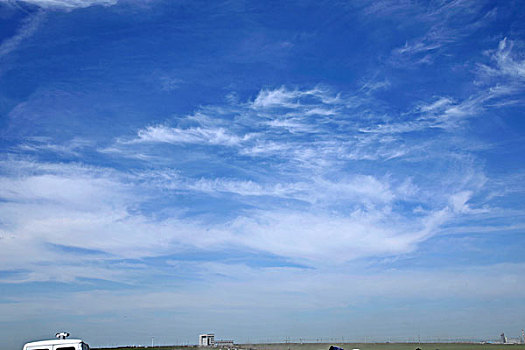 内蒙古呼伦贝尔,中国第一曲水,莫尔格勒河畔金帐汗蒙古部落草原的天空