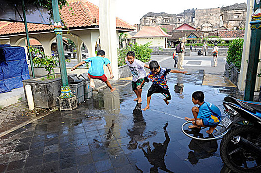 孩子,玩,水,街道,爪哇岛,印度尼西亚,东南亚