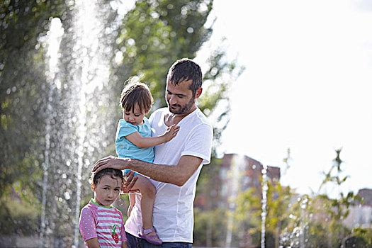 中年,男人,两个,女儿,站在水中,喷泉,马德里,西班牙