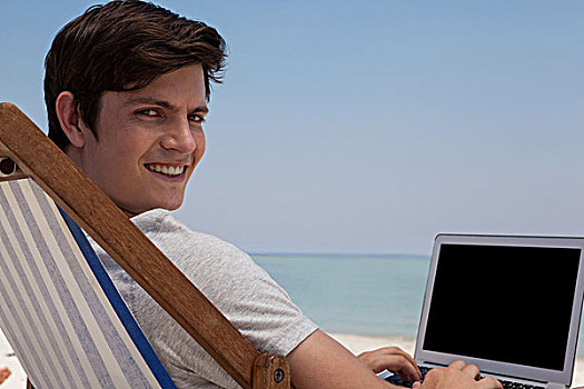 年轻,男人,头像,使用笔记本,海滩,坐,椅子