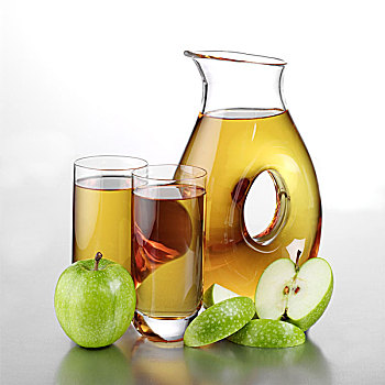 罐,苹果汁,两个,满,玻璃杯,苹果切片