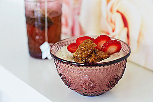 腰果,酸奶,草莓,梨