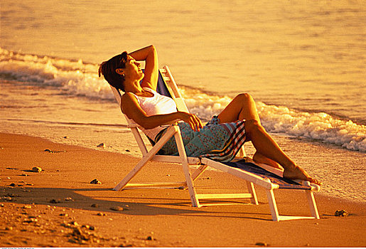 女人,放松,折叠躺椅,海滩,日落