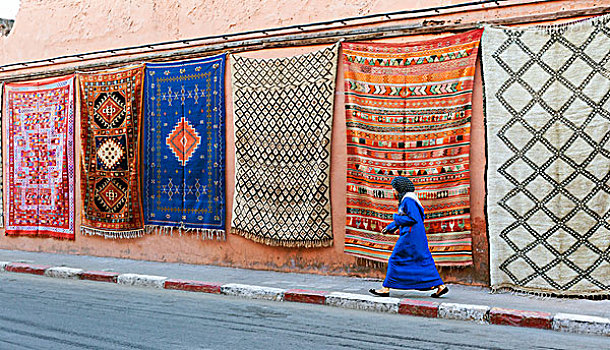 摩洛哥人,女人,走,过去,地毯,悬挂,墙壁,玛拉喀什,摩洛哥,非洲
