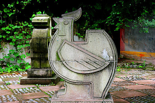 重庆市开县盛山公园中十二生肖雕刻中的鸡属象