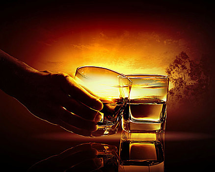 握着,一个,两个,玻璃杯,威士忌,自然,插画