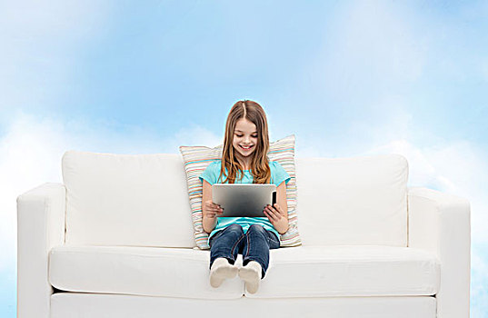 家,休闲,科技,高兴,概念,微笑,小女孩,坐,沙发,平板电脑,电脑