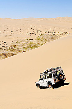 防卫,越野车辆,驾驶,巨大,沙丘,纳米比诺克陆夫国家公园,局部,纳米比亚,骷髅海岸,纳米布沙漠,非洲