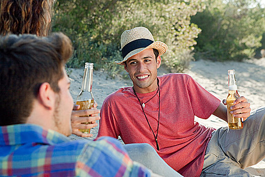 年轻,朋友,坐,沙子,啤酒