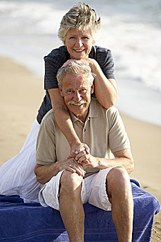 老年,夫妻,微笑,相爱,愉悦,搂抱,海滩,海洋,养老金,退休,人,两个,老,老人,情侣,一对,退休老人,休闲服,夏天,接触,一起,高兴
