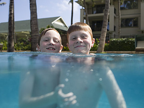 两个男孩,户外泳池,微笑