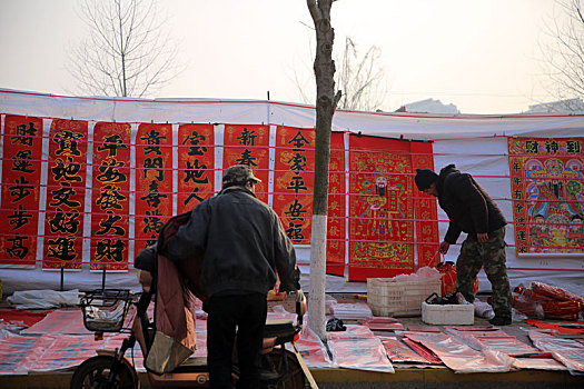 山东省日照市,满眼都是春联灯笼兔年吉祥物,农村大集年味渐浓