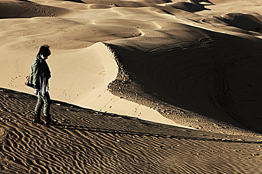 沙漠中的女性