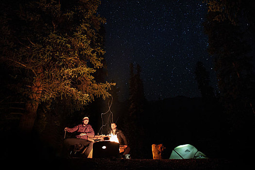 艾伯塔省,碧玉国家公园,加拿大,落矶山,两个男人,坐,火,溪流,营地