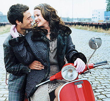 幸福伴侣,穿,外套,坐,红色小轮摩托,搂抱,微笑
