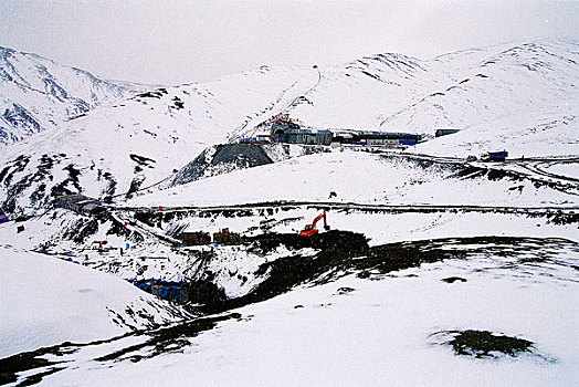 青藏铁路建设风雪中的昆仑山隧道
