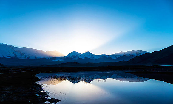 慕士塔格峰的黎明时分