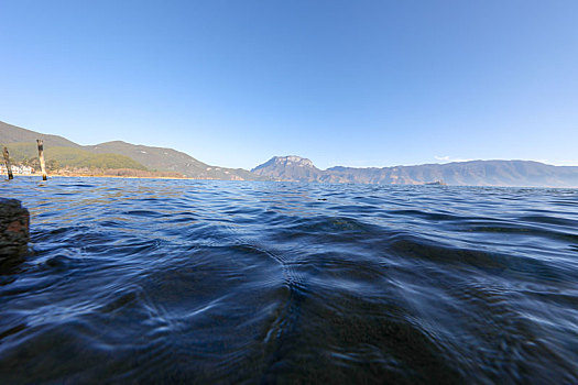 波光粼粼的泸沽湖湖面