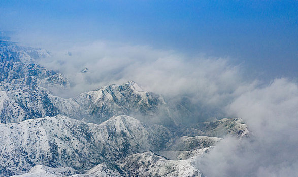 山西省运城市迎来2020年首场雪,俯瞰白雪皑皑中条山云雾飘渺犹如仙境