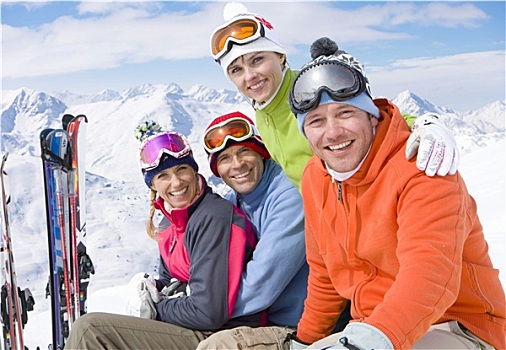 微笑,朋友,坐,滑雪,雪中