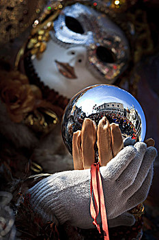 女人,装扮,狂欢,威尼斯,拿着,金属,球,圣马可广场,人,反射,意大利,欧洲