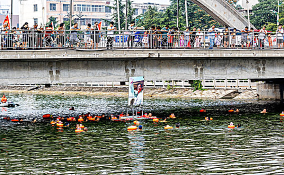 河南滑县,游泳爱好者在家乡小河纪念毛主席畅游长江51周年