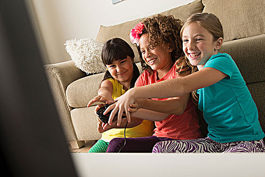三个女孩,玩,电子游戏