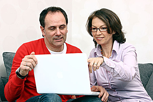 伴侣,男人,女人,45岁,老,上网,笔记本电脑,在家