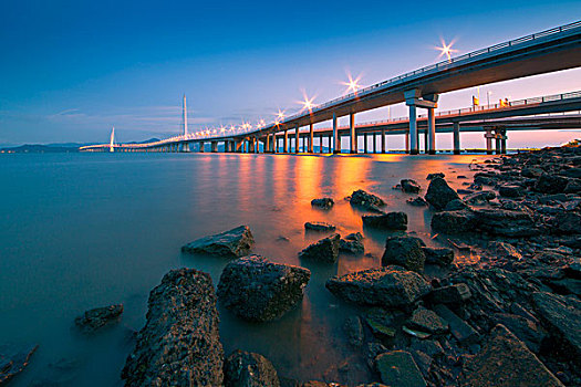 中国广东深圳湾大桥夜景