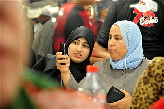 两个,女人,拍照手机,餐馆,地点,玛拉喀什,摩洛哥,非洲