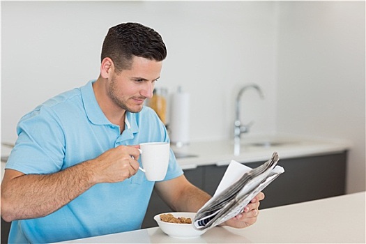 男人,读报纸,喝咖啡