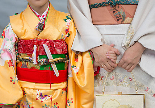 特写,母子,握手,穿,传统,日本,和服,站立,并排,拿着