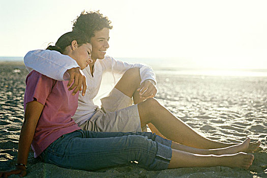 年轻,情侣,坐,海滩,一起