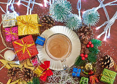 被各类圣诞节装饰品包围着的一杯速溶咖啡