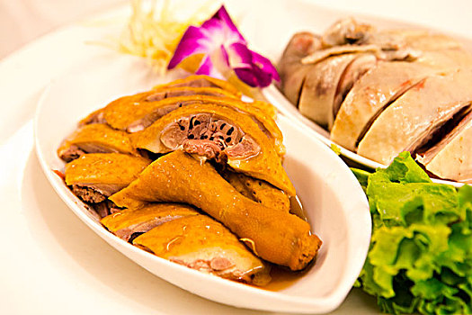 台湾平民正宗的食物,鸡和鹅拼盘,熏鹅肉味道香白鸡肉多汁